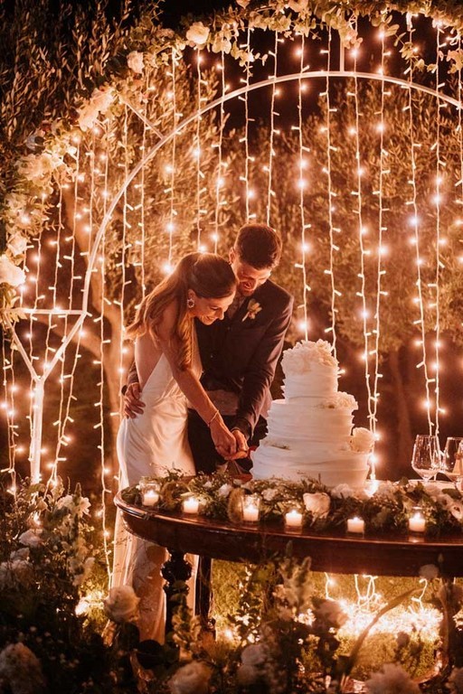 destination-wedding-planner-italy-cake-lights
